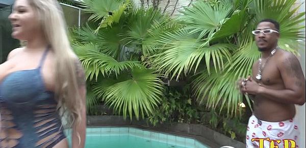  Rafaella Denardin com o negro dotado na beira da piscina - Nego Catra